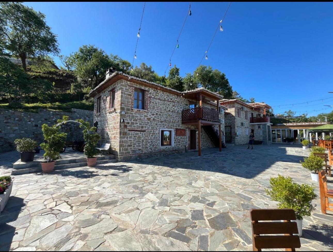 Keshtjella Xhabeqos Hotell Ljaknasi