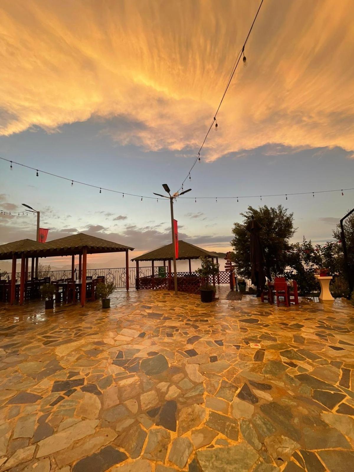 Keshtjella Xhabeqos Hotel Ljaknasi