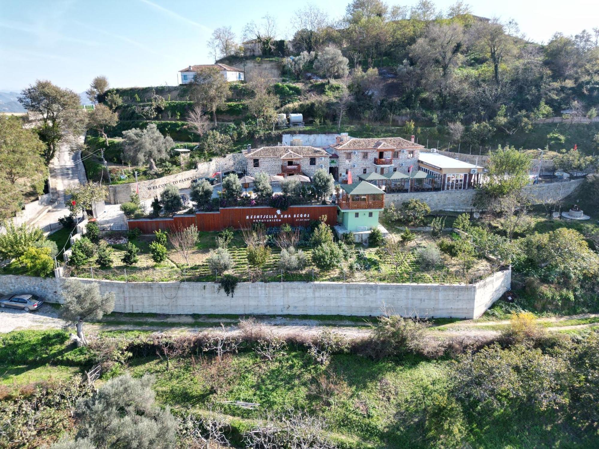 Keshtjella Xhabeqos Hotel Ljaknasi