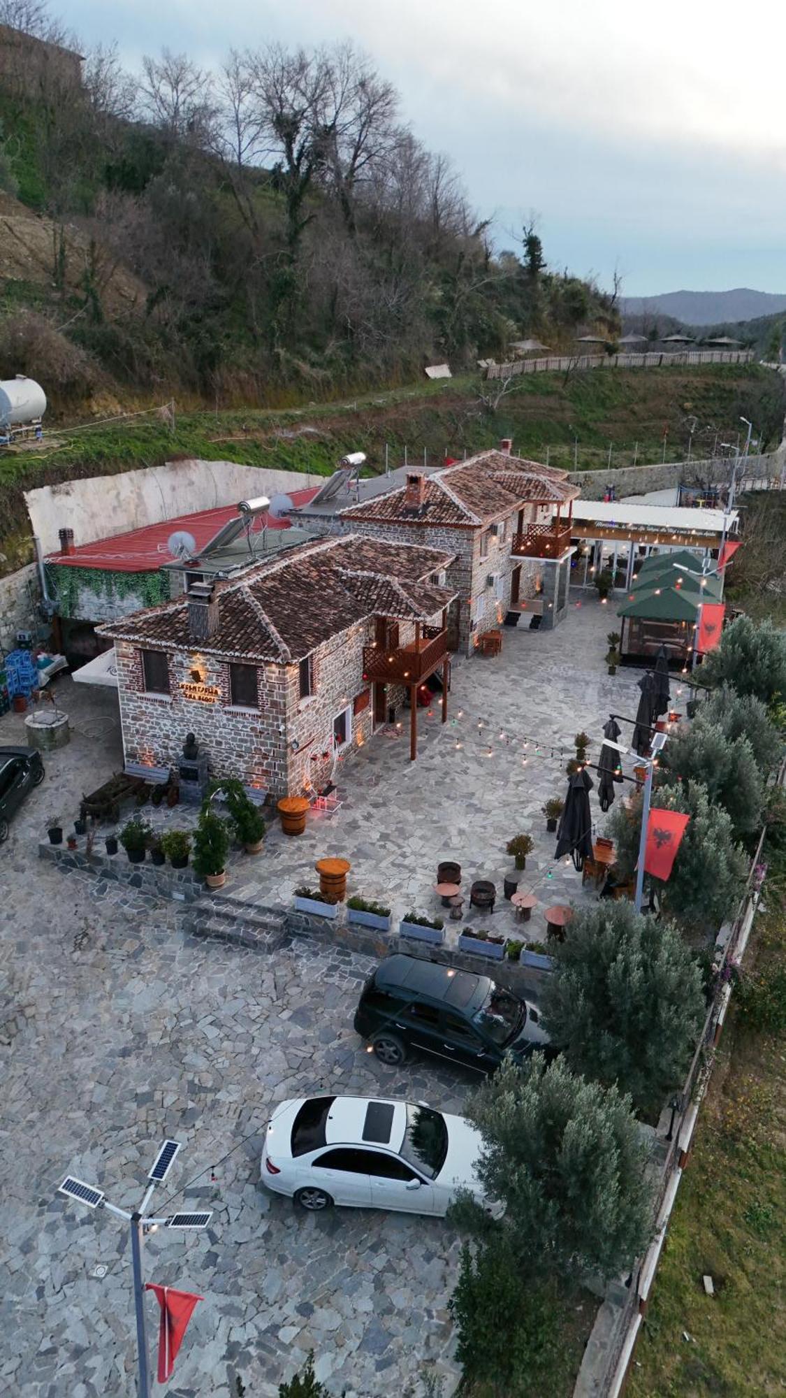 Keshtjella Xhabeqos Hotel Ljaknasi